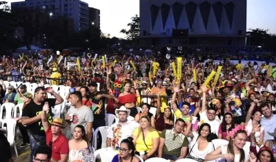 El público respondió con aplausos los anhelos de la paz.