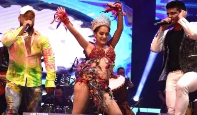 La Reina Valeria durante el show con el grupo Kvrass.