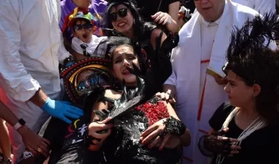 Valeria Abuchaibe Rosales, Reina del Carnaval 2018, llora al parrandero de Joselito Carnaval.