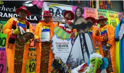  Desde su primera pisada en Barranquilla, los turistas que llegaron al Ernesto Cortissoz se contagiaron de la alegría del Carnaval y la calidez de los curramberos. 