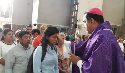 Monseñor Pablo Emilio Salas, arzobispo metropolitano de Barranquilla, impuso la cruz de ceniza.