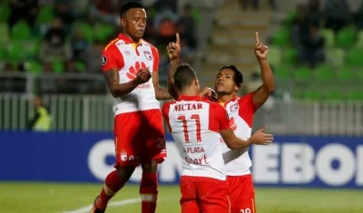Wilson Morelo (d) de Santa Fe celebra luego de anotar su segundo gol ante Wanderers.