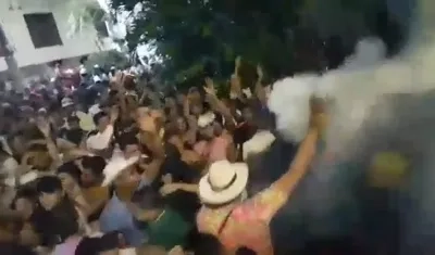 Momento en que la persona activa la granada de gas.