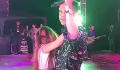 El cantante Silvestre Dangond con una seguidora.
