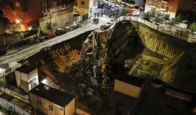 El socavón arrastró 8 vehículos.