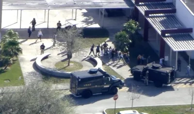 Un grupo de estudiantes protegidos por las autoridades.