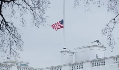 La Casa Blanca iza la bandera a media asta por la tragedia en la secundaria de Parkland.