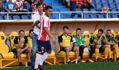 Teo Gutiérrez se acercó al banco de suplentes y saludó a Sebastián Saja.