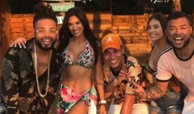 El cantante Kevin Flórez junto a otros invitados.