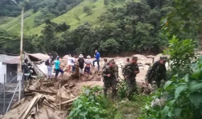 Soldados atienden la emergencia registrada en Nariño, Antioquia.
