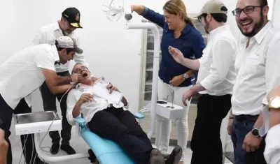 El Alcalde Alejandro Char "atendiendo" a Gobernador Eduardo Verano.