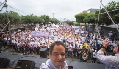Germán Vargas Lleras se hace una selfie en la que muestra la asistencia masiva en Cúcuta.