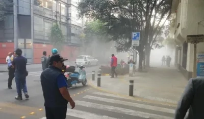Personas esperan en la calle tras un sismo registrado hoy en Ciudad de México .