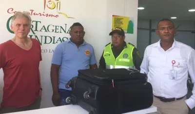 Un taxista ejemplar devolvió una maleta con ropa, documentos, elementos de uso personal,  y dos millones de pesos
