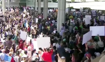 Miles de personas, entre ellos muchos sobrevivientes del ataque ocurrido esta semana en la secundaria Marjory Stoneman Douglas (Florida, EE.UU.)