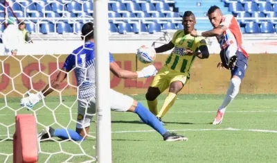 El delantero uruguayo Jonatan Álvez busca su primer gol en Junior.