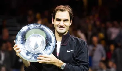 Federer con el trofeo de Rotterdam. 