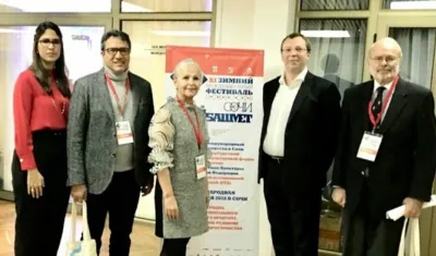 Rodolfo Molina junto a invitados del evento.