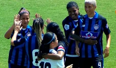 Las Tiburonas frente a Envigado