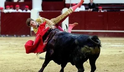 "El Juli", es embestido por el toro "Lancero en la Plaza de Toros Santamaría.