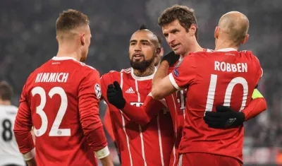 Thomas Muller festeja con sus compañeros, tras su tanto. 