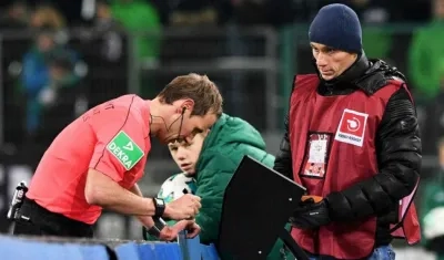 Un árbitro consulta el VAR. 