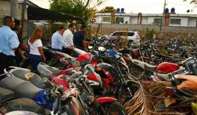 Visita del alcalde de Santa Marta, Rafael Martínez, a los patios llenos de motos abandonadas.