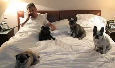 El Presidente Juan Manuel Santos con sus mascotas.