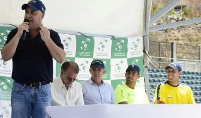 El secretario de Deportes distrital, Gonzalo Baute, junto al Gobernador Eduardo Verano; David Samudio, presidente de la Fedecoltenis; el tenista Santiago Giraldo y el capitán de la Selección Colombia, Pablo González. 