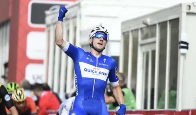 Elia Viviani se impone en la segunda jornada. 