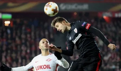  El defensa del Athletic Club Enric Saborit (d) pelea un balón con el centrocampista francés del Spartak de Moscú Sofiane Hanni.