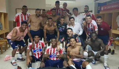 Los jugadores de Junior celebran en el camerino. 