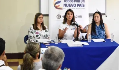 De izquierda a derecha, Adriana Colmenares, asesora; la ministra de Educación, Yaneth Giha, y la inspectora in situ en UniAutónoma, Martha Lorena Sánchez. 