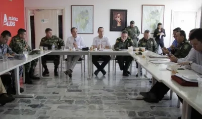 Autoridades pidieron a las personas salir a votar temprano.