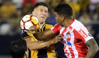 El jugador del Guaraní Jorge Morel (i) disputa el balón con Rafael Pérez.