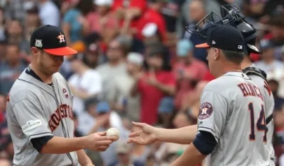 A.J. Hinch, mánager de los Astros, releva a un lanzador. 