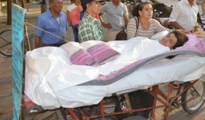 La mujer se pasea por las calles de Santa Marta mostrando a su hijo enfermo.