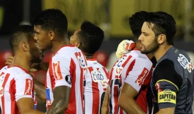 Los Jugadores de Junior se felicitan tras avanzar de ronda. 