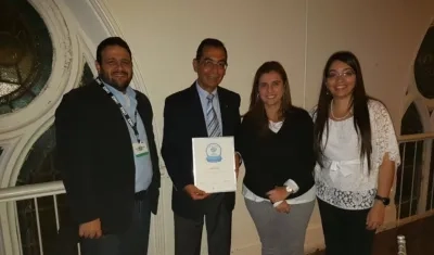 El rector de Unisimón, José Consuegra, junto a Reynaldo Villarreal, Paola Amar y Arlen Consuegra.