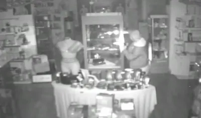 Momento en el que el asaltante se lleva los juguetes eróticos.