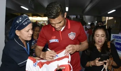 Teófilo Gutiérrez firma una camiseta de Junior.