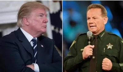 El presidente Donald Trump y el policía Scot Peterson.