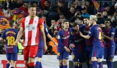 Jugadores del Barcelona celebran una anotación. 