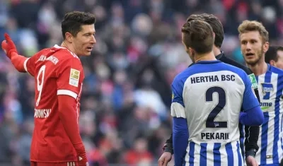 Robert Lewandowksi discute con el defensa Peter Pekarik.