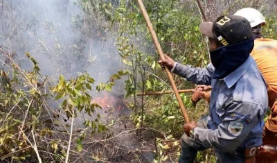 Autoridades intentan controlar el incendio.