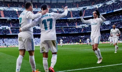El delantero portugués del Real Madrid Cristiano Ronaldo (i), el centrocampista Lucas Vázquez (c) y el delantero Galés Gareth Bale (d), festeja un gol.