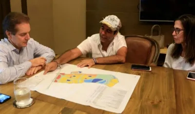 El Alcalde Alejandro Char muestra el sector de La Loma.