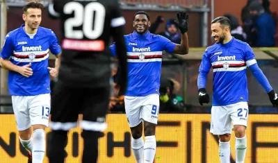 Duván Zapata celebra con sus compañeros.