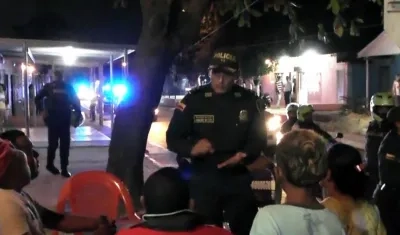 General Mariano Botero hablando con residentes del barrio Rebolo.
