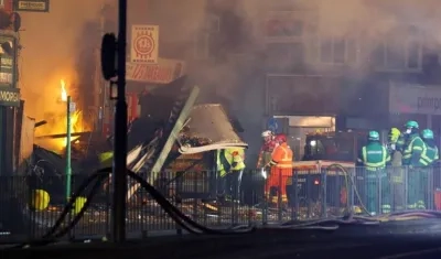 Miembros de organismos de socorro trabajan en lugar de la explosión.